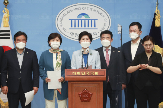민주당의 백혜련(가운데), 박정, 서영교 의원 등이 3일 서울 여의도 국회 소통관에서 도쿄올림픽조직위원회의 일본 영토 지도 내 독도 표기를 규탄하는 결의안에 대해 기자회견을 하고 있다. 연합뉴스